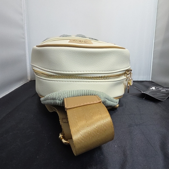 Disney Winnie The Pooh Veggie Carrot Patch Sling Bag NWT - Picture 6 of 7